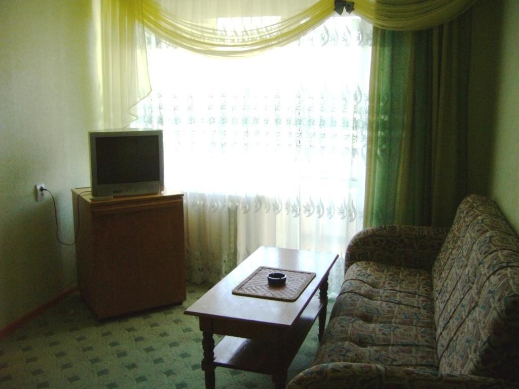 Hotel Profspilkovyi Lutsk Exterior photo