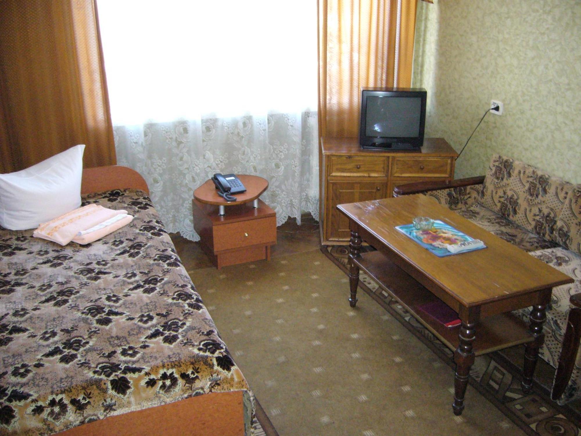 Hotel Profspilkovyi Lutsk Exterior photo