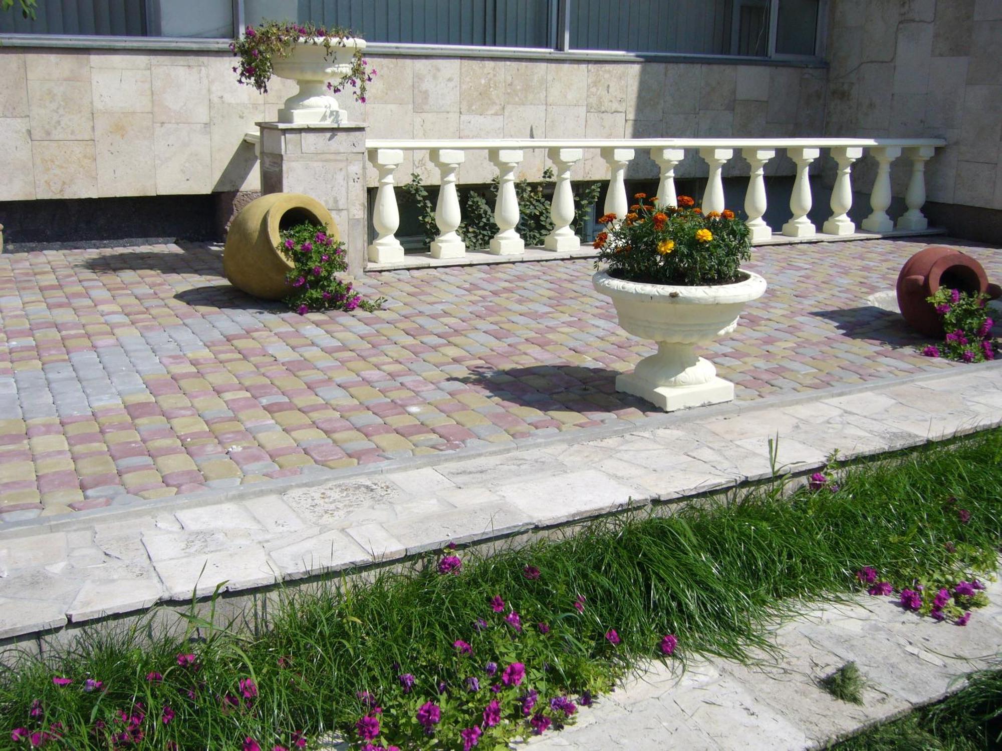 Hotel Profspilkovyi Lutsk Exterior photo